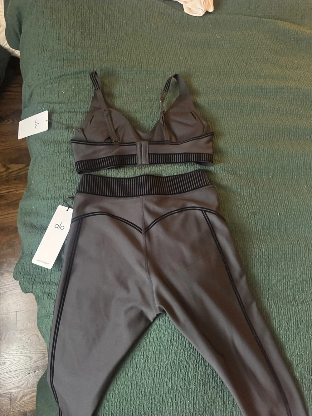 ALO Yoga sleek alo